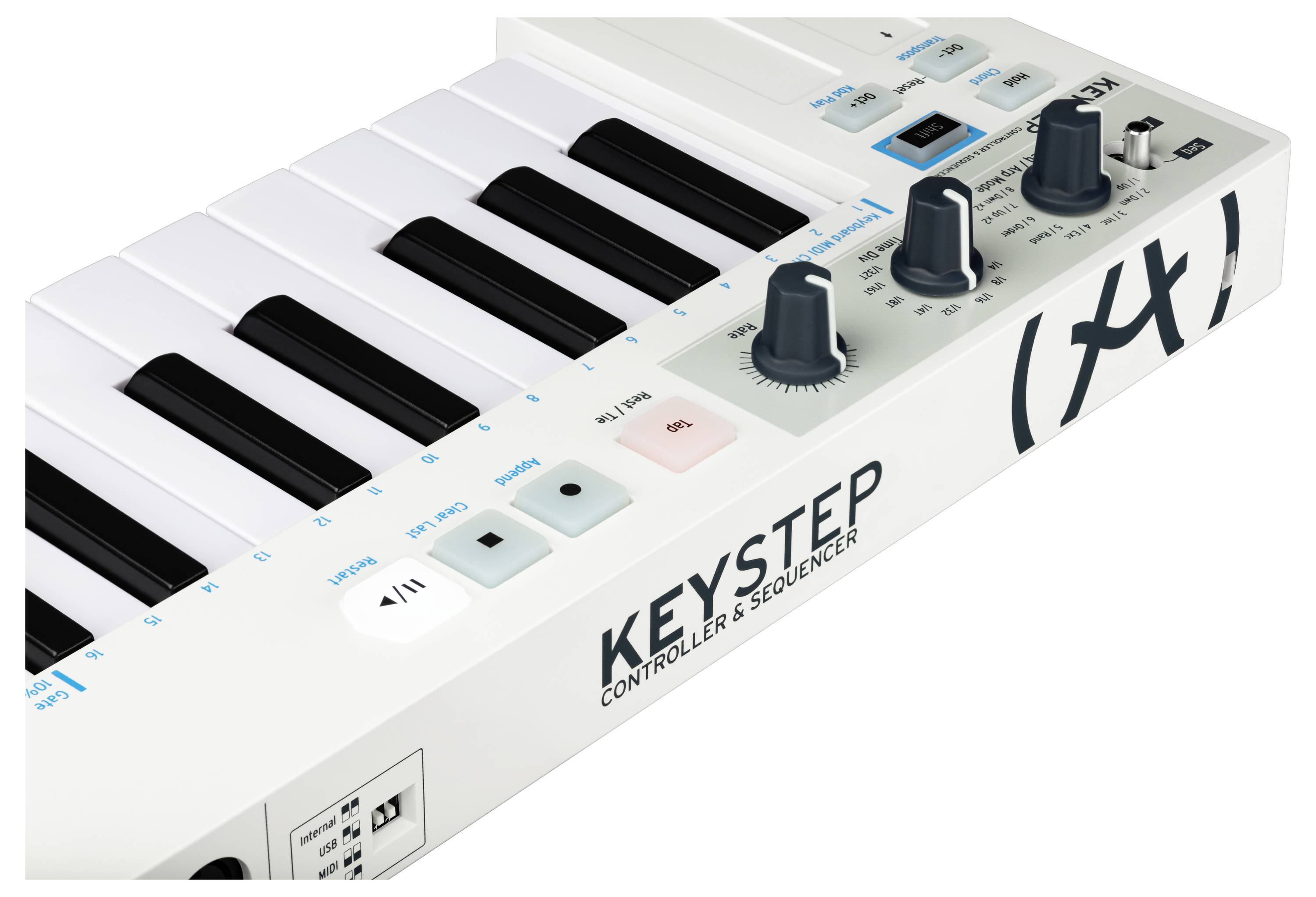 Bílá MIDI kontrolerová klávesnice s černými klávesami, otočnými regulátory a nápisem 'KEYSTEP Controller & Sequencer'.