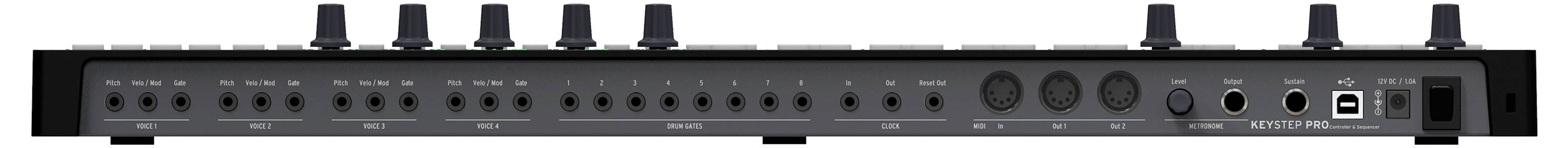 Zadní strana audio mixéru s několika regulátory, konektory a vstupy, včetně USB, MIDI a audio připojení.
