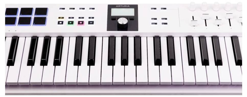 Elektronické MIDI klávesy s 49 klávesami, barevnými pady a otočnými regulátory. Vhodné pro hudební produkci a živá vystoupení.