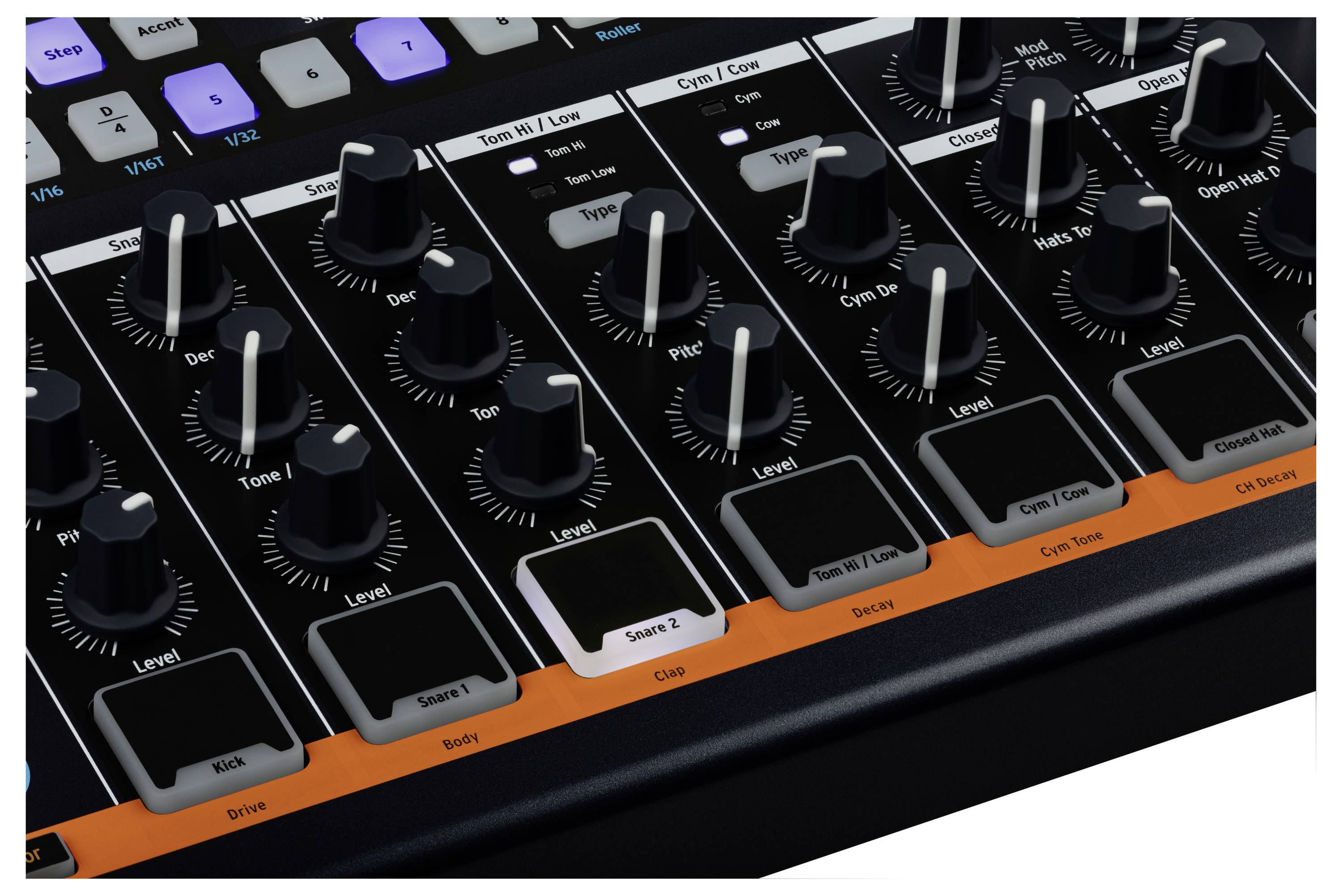 Synthesizer-controller s mnoha otočnými knoflíky a pady pro ovládání různých audio efektů a zvukových parametrů.