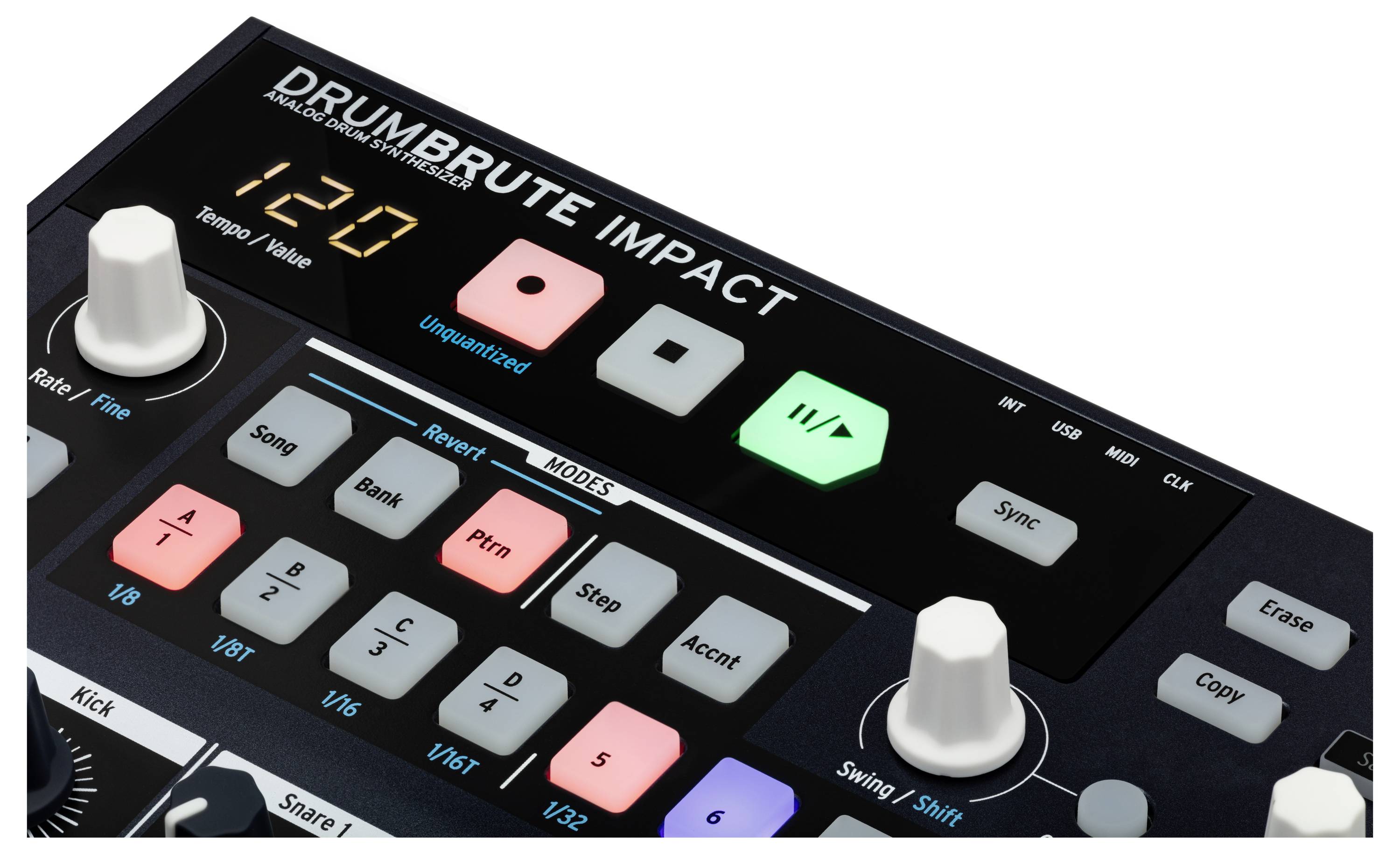 Elektronické hudební zařízení s názvem 'Drumbrute Impact' zobrazuje ovládací prvky pro nastavení tempa a různé bicí režimy.