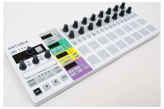 MIDI kontroler s tlačítky, regulátory a pady. Popisky v anglickém jazyce. Používá se pro hudební produkci a živé vystoupení.