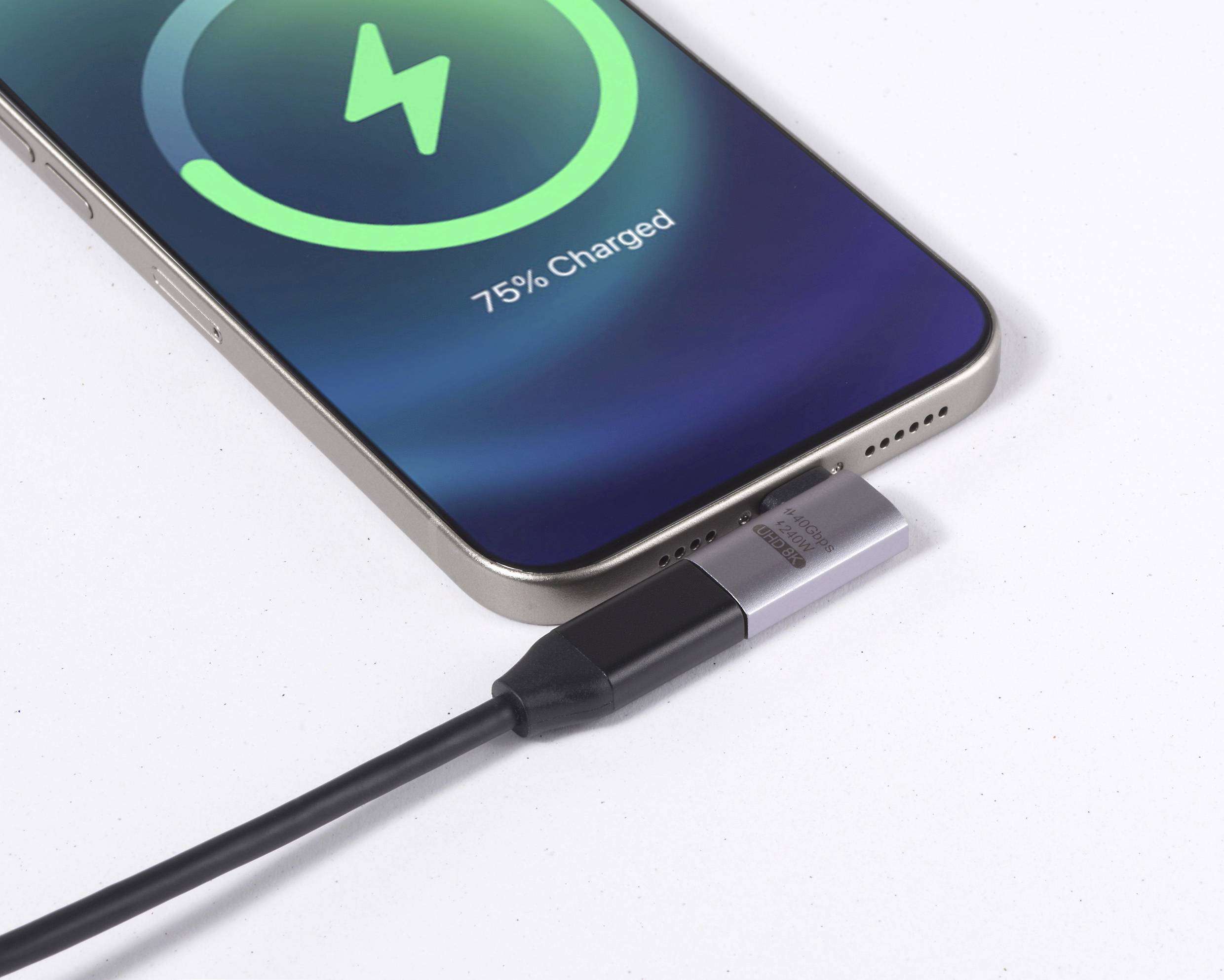 Smartphone zobrazující '75% nabito' se zelenou ikonou nabíjení, připojený k napájecímu kabelu.