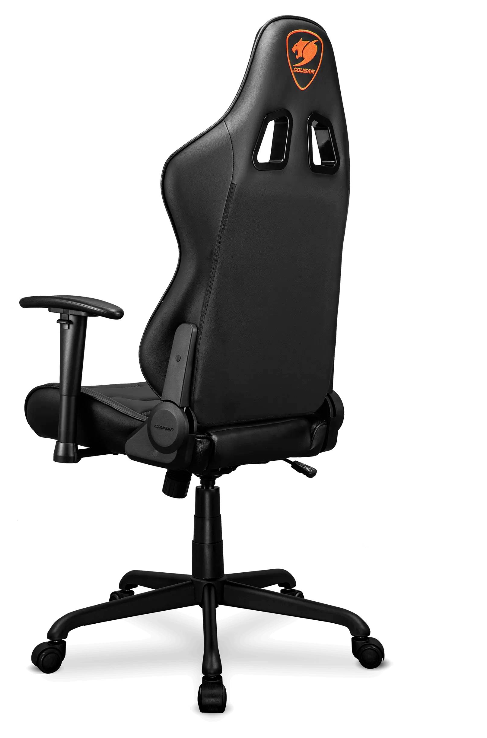 Černá ergonomická herní židle s nastavitelnými područkami a kolečky, s logem na opěradle.