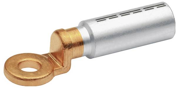 Kovový elektrický konektor s měděným okem a válcovým stříbrným pouzdrem, používaný pro upevnění vodičů ke svorkám.