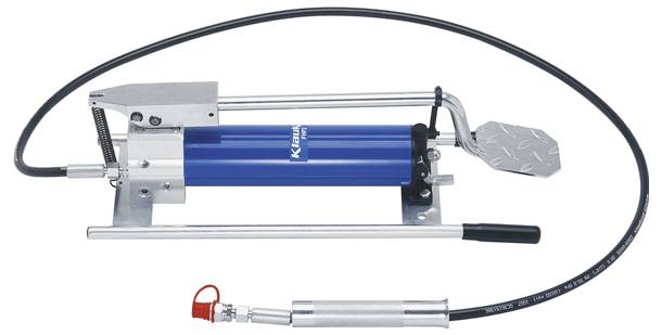 Modrá ručně ovládaná hydraulická pumpa s dlouhou rukojetí a hadicí. Pumpa je namontována na kovovém podstavci a označena štítkem 'K-Jetpro'.