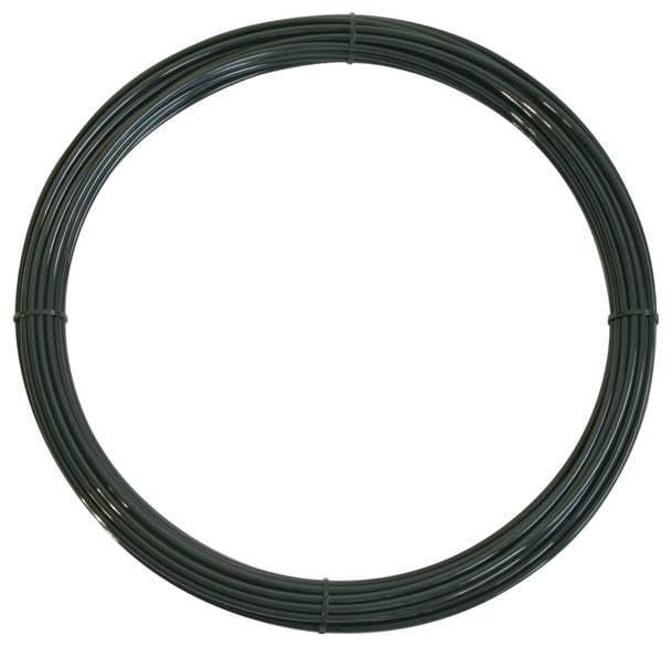 Černý stočený kabel uspořádaný do kruhu na bílém pozadí.