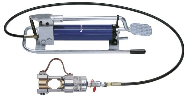 Hydraulický nástroj s nožní pumpou připojenou k lisovacímu zařízení pomocí hadice, používaný pro průmyslové aplikace.