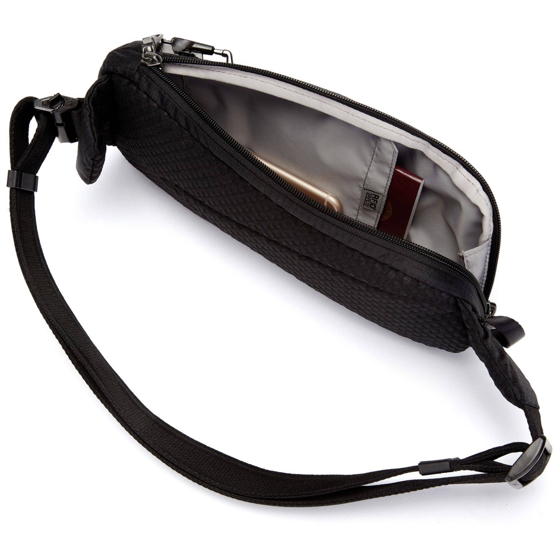 Černá crossbody kabelka s otevřeným zipem odhaluje šedý vnitřní prostor, ve kterém se nachází hnědá peněženka a viditelná červená karta.