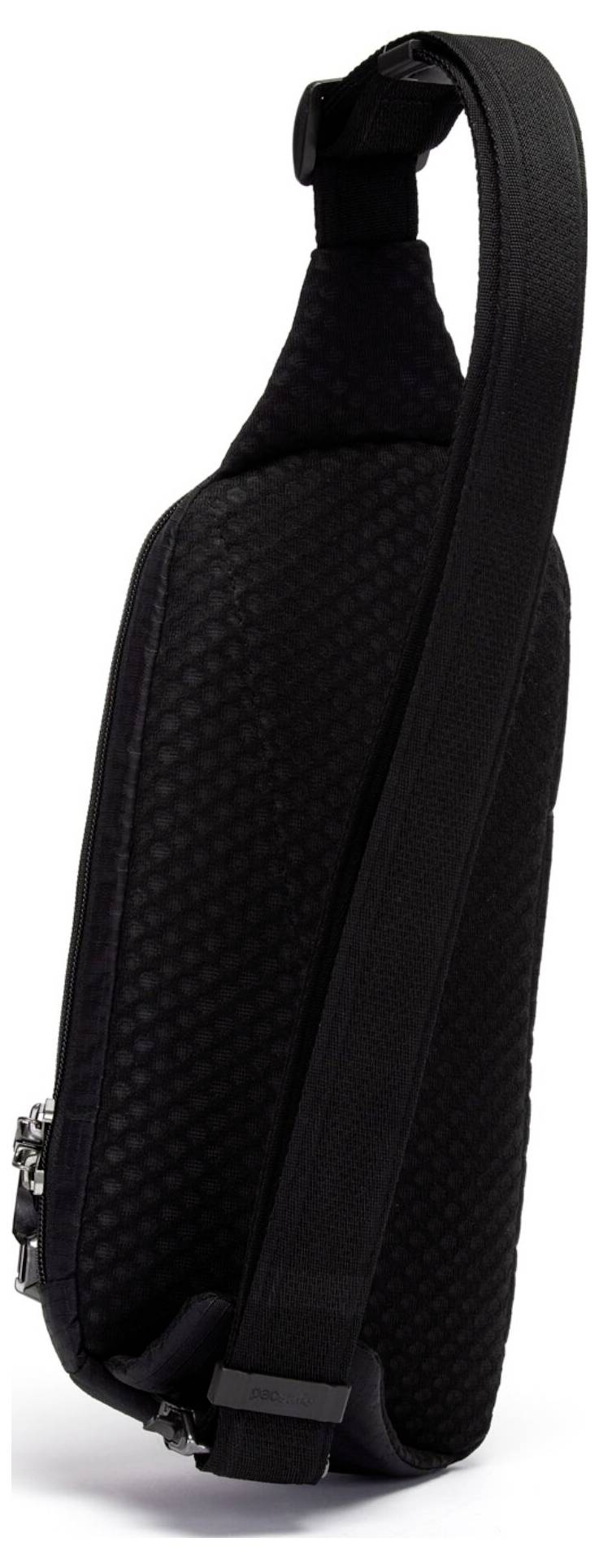 Černá texturovaná crossbody taška s nastavitelným ramenním popruhem, zobrazená z bočního pohledu, zvýrazňující její štíhlý a kompaktní design.