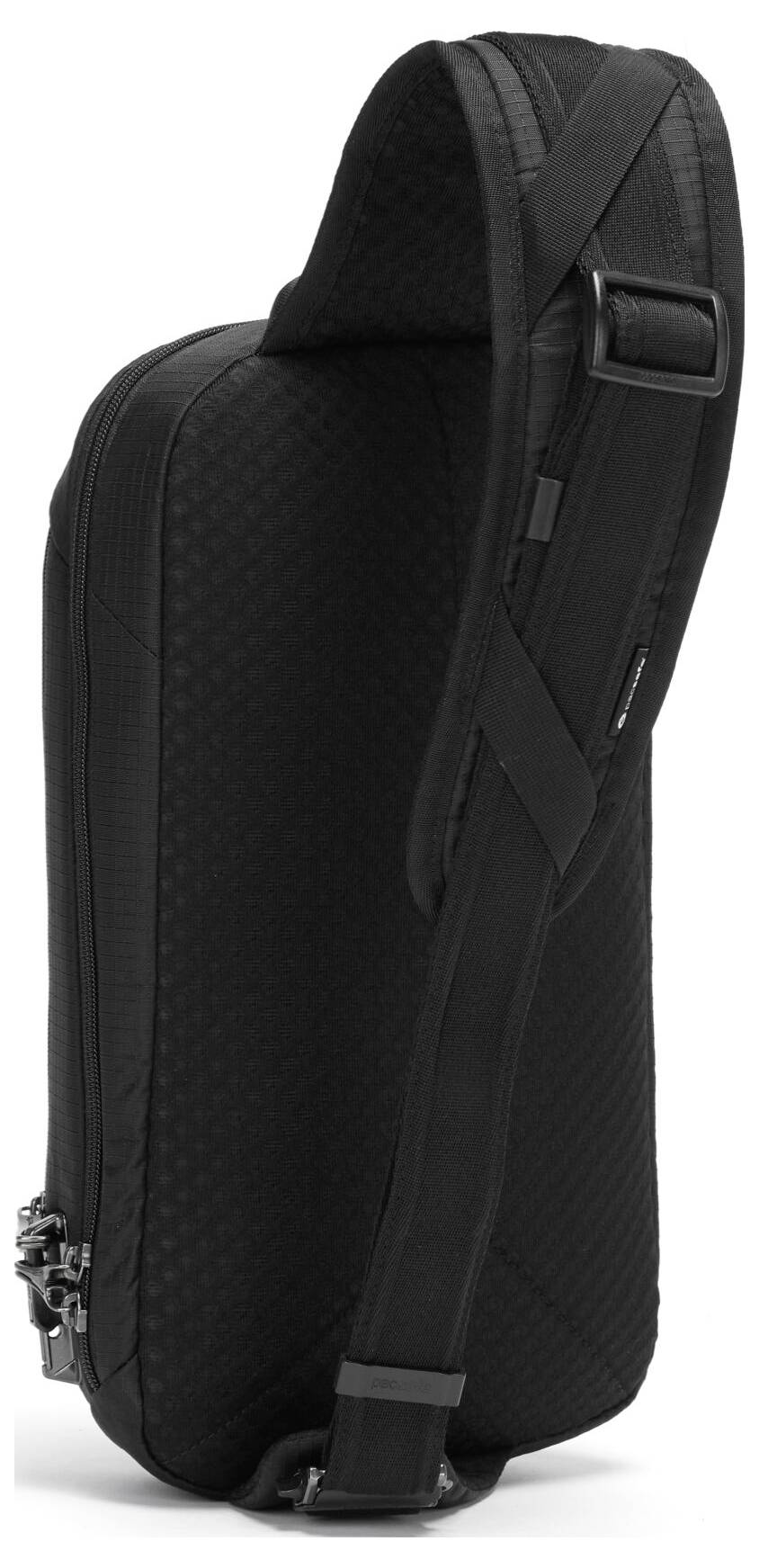 Černá crossbody batůžková taška s postranním profilem, nastavitelným popruhem a zipovým uzávěrem, navržená pro pohodlné nošení základních věcí.
