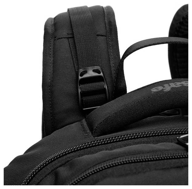 Detailní pohled na černý batoh ukazující pevný popruh a zip, zvýrazňující odolný materiál a designové prvky.