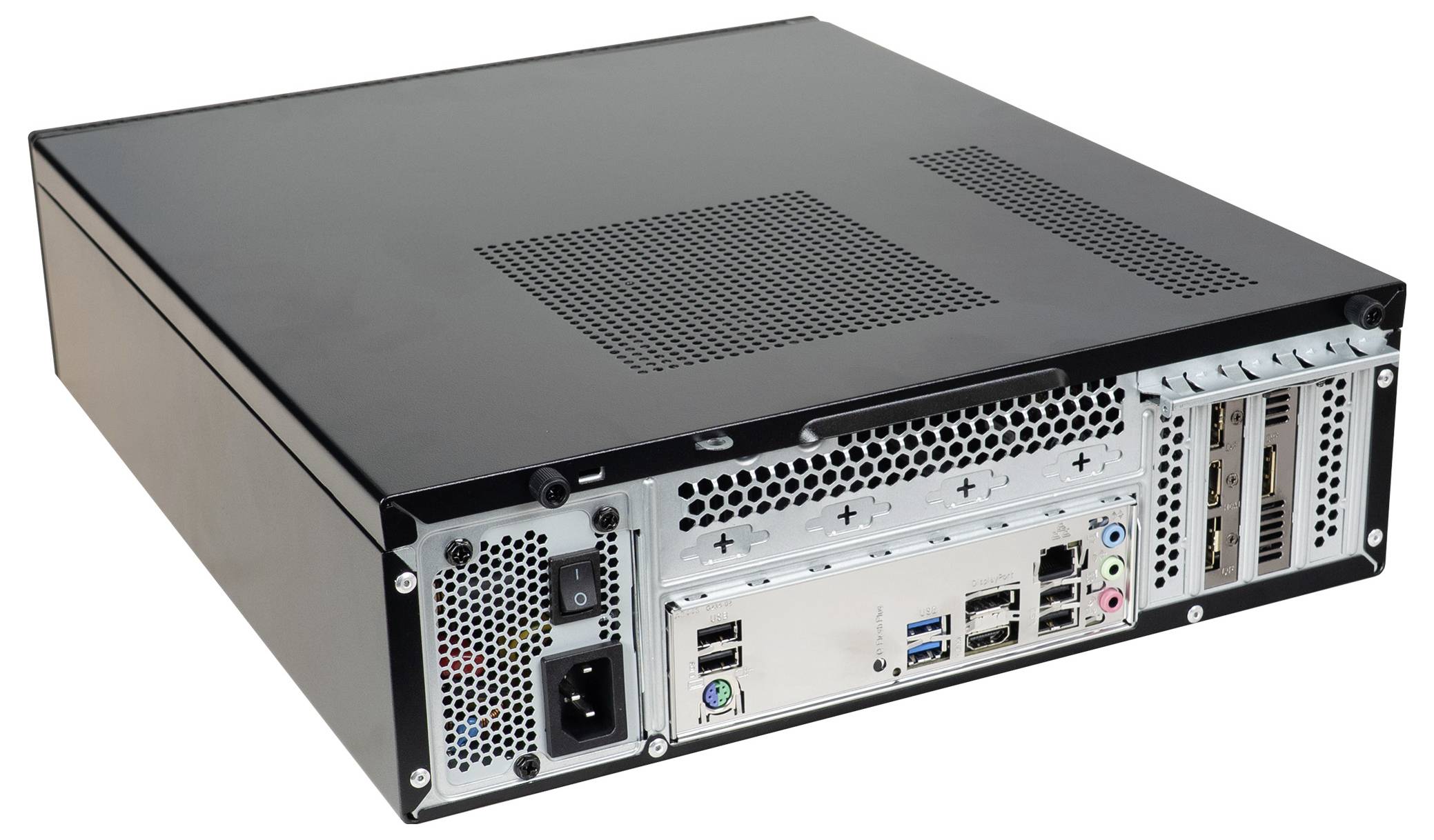 Pohled zezadu na počítačovou skříň ukazující různé porty a sloty pro připojení, včetně USB, ethernetového a audio portu.