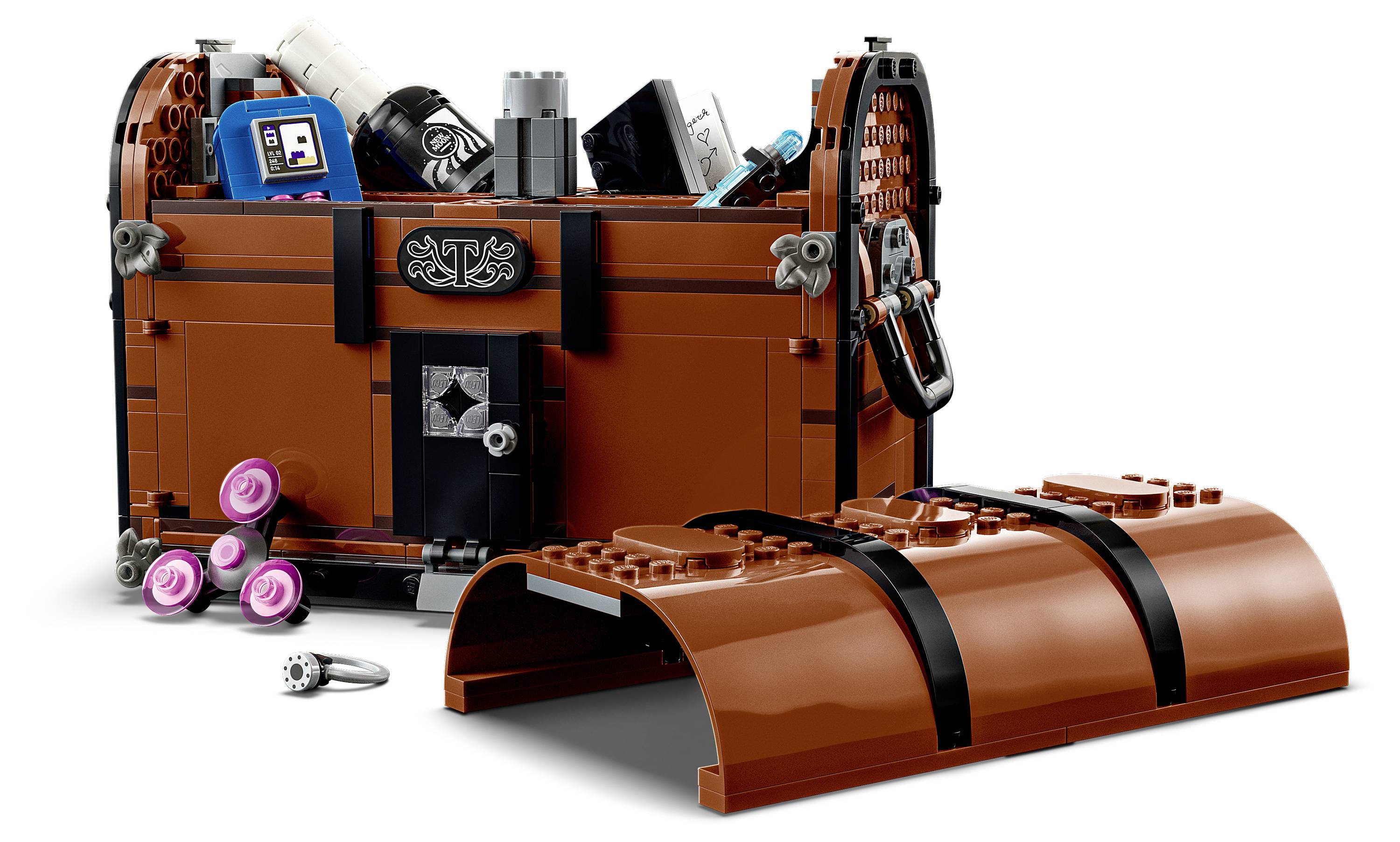 Hnědá LEGO truhla naplněná různými LEGO předměty, včetně modré vysílačky a dalších malých dílků, s odnímatelným víkem vpředu.
