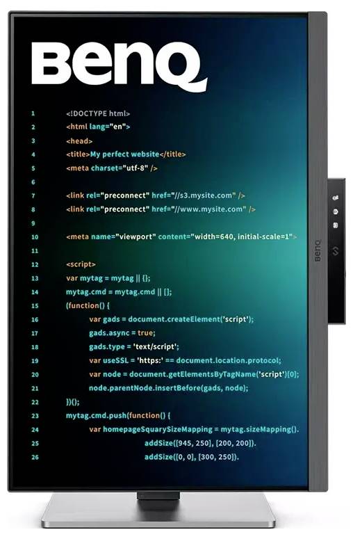 Monitor značky BenQ zobrazující HTML a JavaScript kód pro metadata webových stránek a funkce reklamního skriptu na tmavém pozadí.