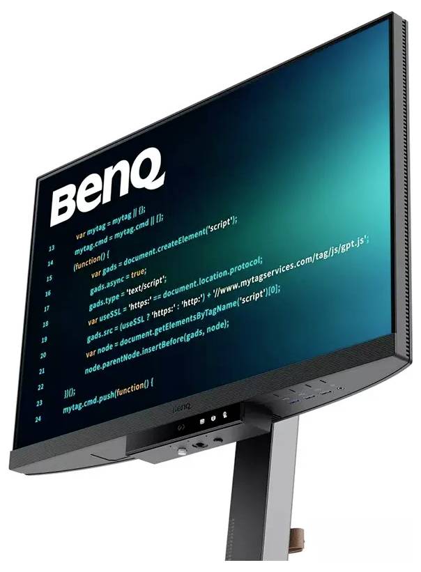 Počítačový monitor zobrazující zelenomodrý displej zaplněný kódem. Značka 'BenQ' je výrazně zobrazena na obrazovce.