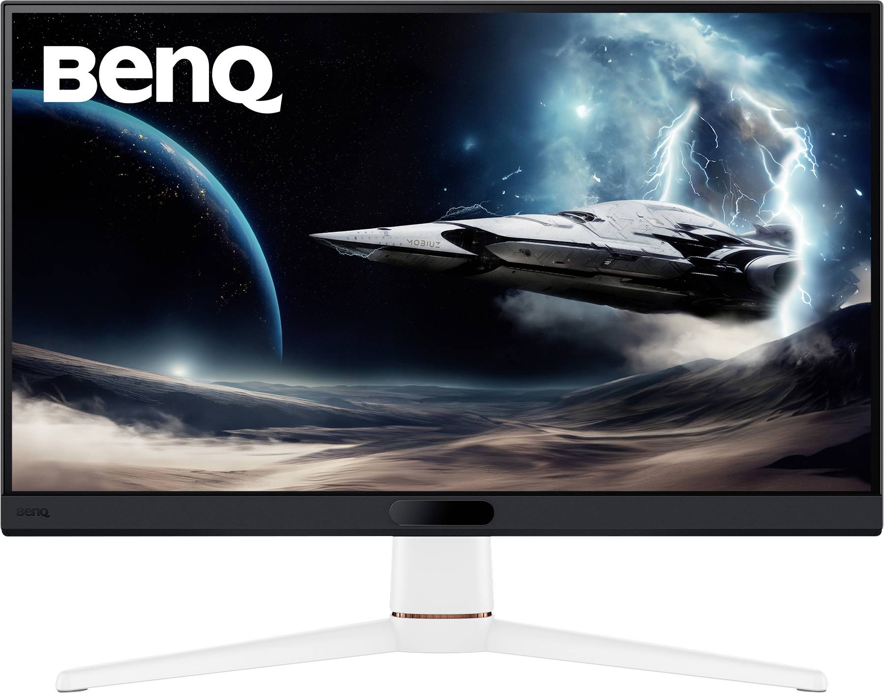 Na monitoru BenQ je zobrazena vesmírná videohra, která ukazuje kosmickou loď letící v hvězdnaté, bouřlivé obloze s viditelnou planetou.