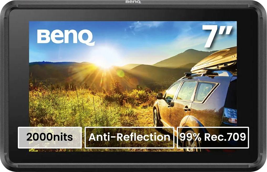 Displej zobrazující jasnou sluncem ozářenou krajinu s autem vezoucím střešní box. Text uvádí: 'BenQ 7" 2000 nitů Antireflexní 99% Rec.709'.