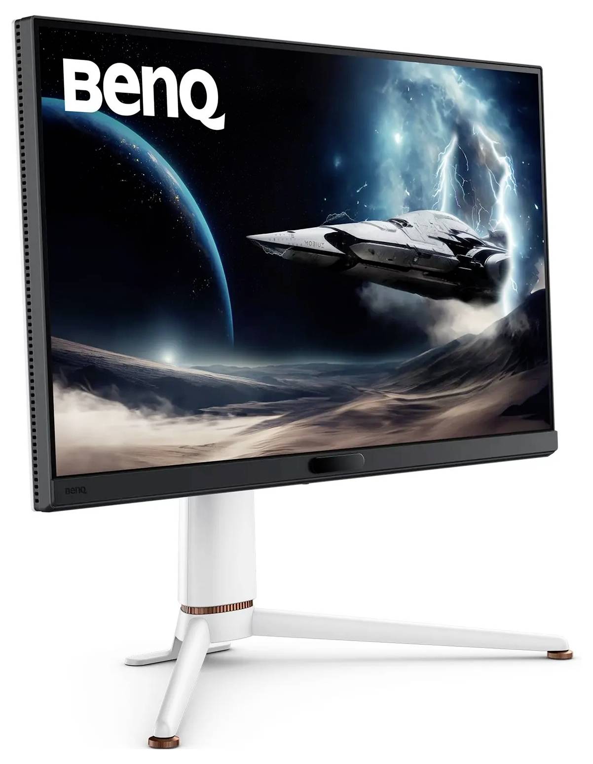 Monitor BenQ pro hry zobrazuje futuristickou vesmírnou loď letící poblíž planety s pozadím prostoru nabitým blesky, což zvýrazňuje živé vizuální podání obrazovky.