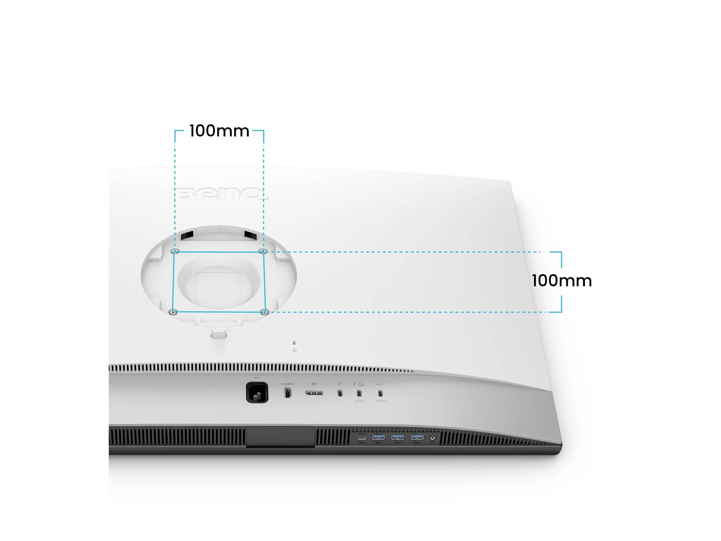 Obraz zadní strany monitoru s čtvercovou oblastí VESA úchytu o rozměrech 100 x 100 mm pro montáž, umístěné vedle několika connectivity portů.
