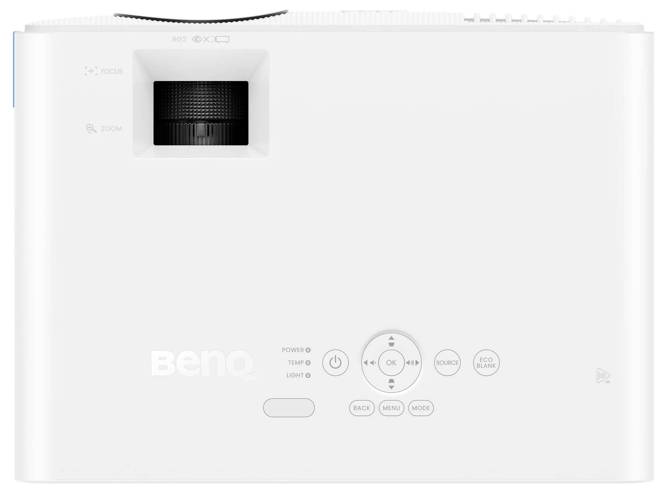 Bílý projektor BenQ s kolečky pro nastavení čočky, ovládacími tlačítky a názvem značky na horní straně, určený pro použití v domácnosti nebo kanceláři.
