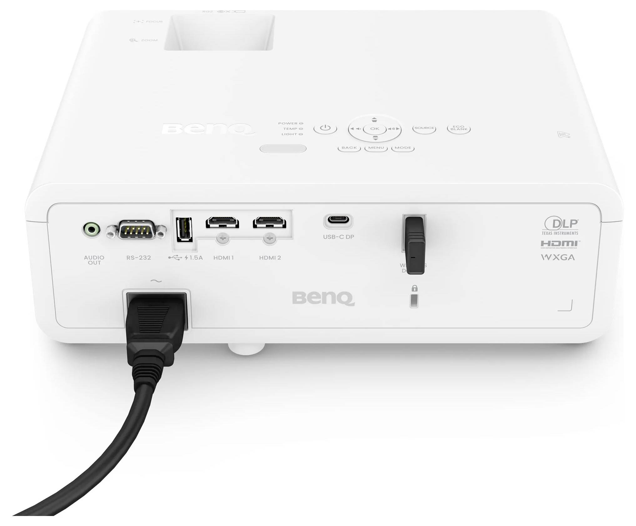Bílý projektor BenQ s několika vstupními porty včetně HDMI, USB a audio. Zařízení je navrženo pro prezentace a multimediální použití.