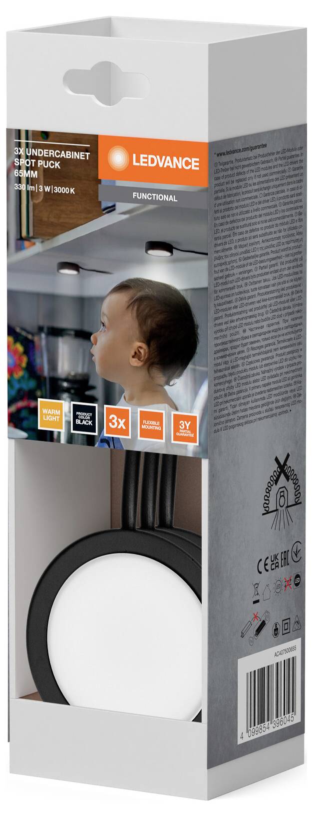 Krabice balení pro stropní funkční svítidlo Ledvance se zobrazením fotografie osoby pod světlem, technickými vlastnostmi produktu, certifikačními značkami a čárovým kódem.
