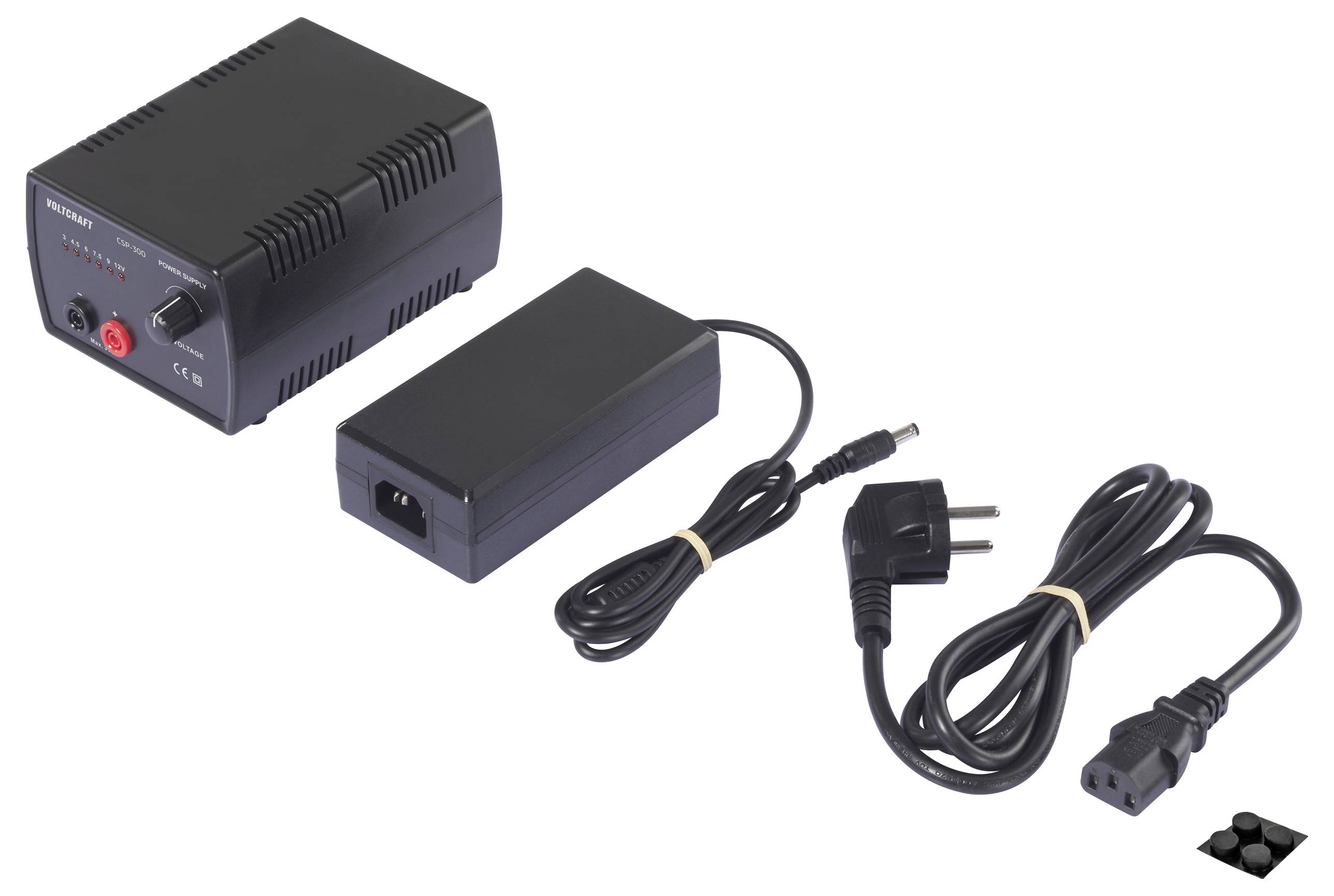 Sada napájecího zdroje s transformátorem, adaptérem a kabely pro elektronická zařízení, vhodná pro používání v interiéru.