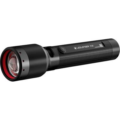 Černá LED svítilna modelu P6R s texturovanou rukojetí a červeným vnitřním lemováním čočky, zobrazená z bočního úhlu.
