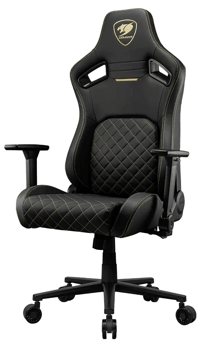 Černá ergonomická herní židle se zlatým prošíváním, vybavená nastavitelnou opěrkou hlavy, polstrovanými područkami a otočnou základnou s kolečky.