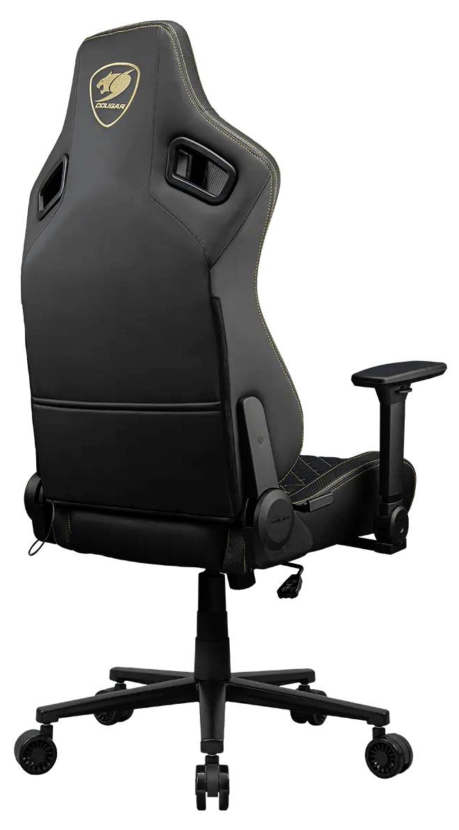 Černá ergonomická herní židle s nastavitelnými opěrkami rukou, vysokým opěradlem a kolečkovou základnou, na které je umístěno logo.