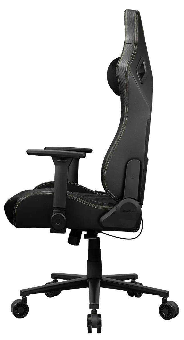 Boční pohled na černou ergonomickou kancelářskou židli s nastavitelnými opěrkami rukou a vysokým opěradlem na kolečkové základně.