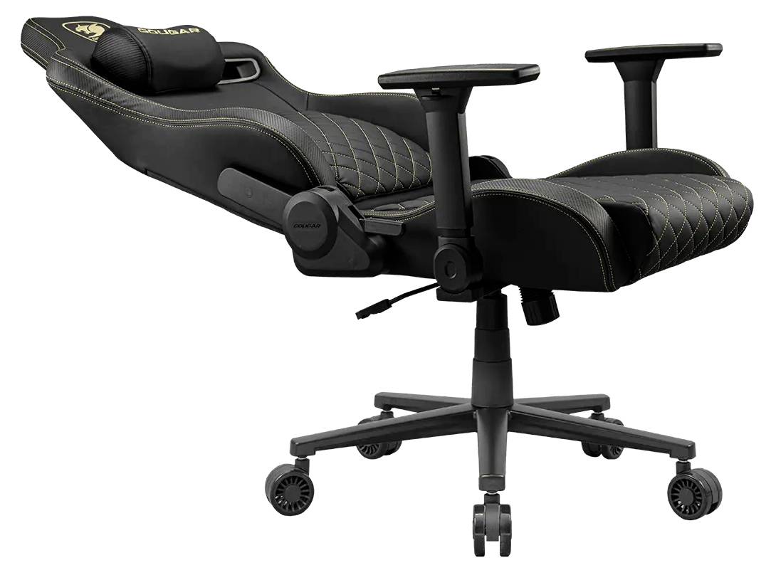Černá ergonomická kancelářská židle s nastavitelnými opěrkami rukou, polstrovaným sedákem a skloněným opěradlem, s žlutými šicími detaily.