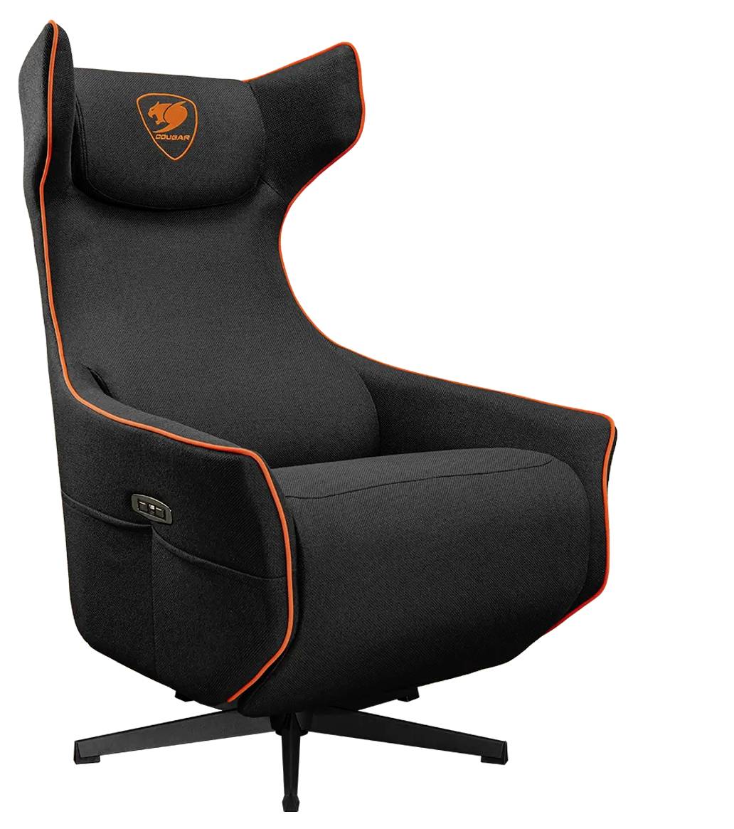 Černá herní židle s oranžovým lemováním a logem, disponující měkkou čalouněnou výbavou a ergonomickým designem na otočné základně.