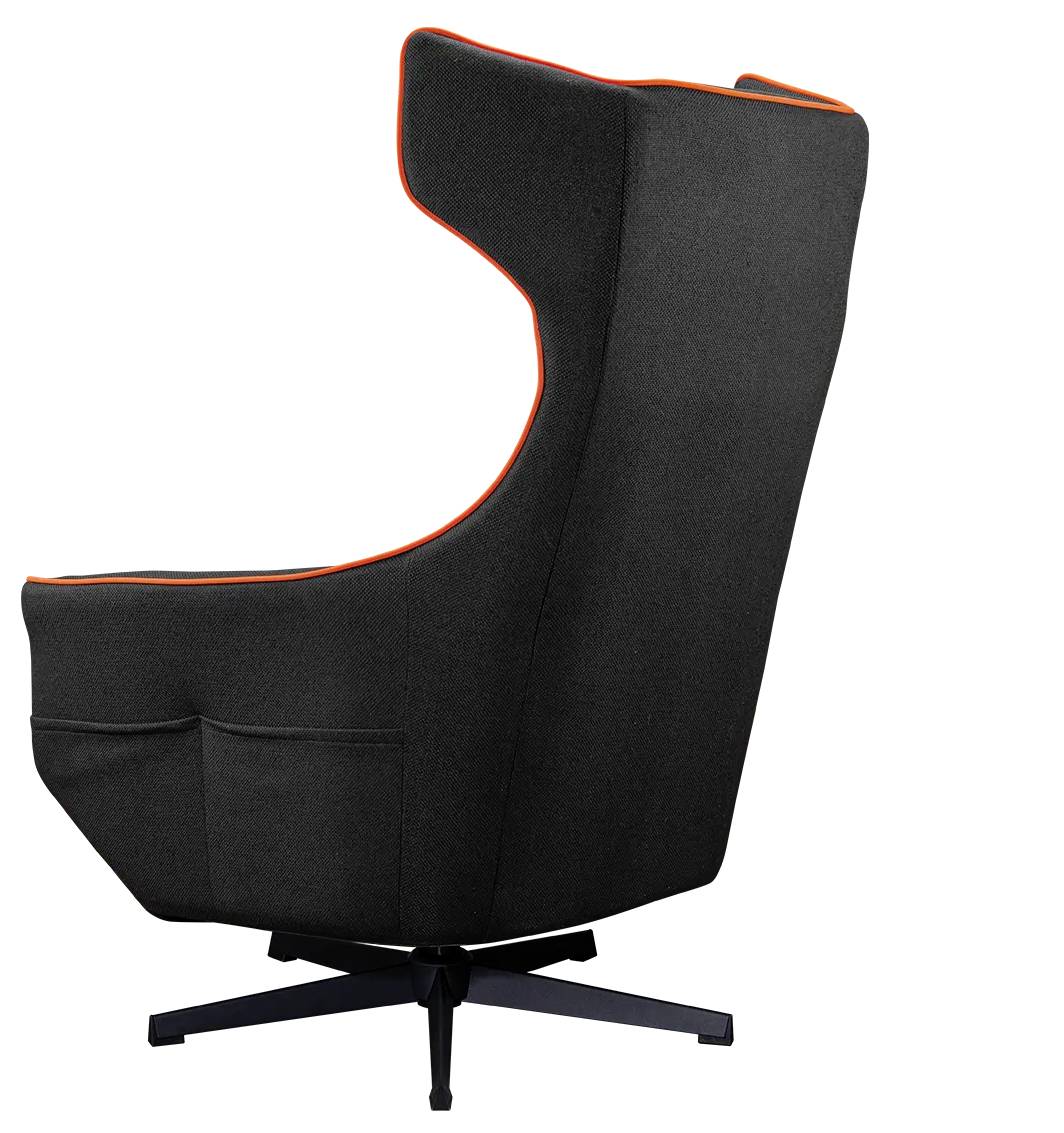 Moderní, vysoké černé křeslo s opěradlem v černé barvě, červenými akcentními prvky a otočnou základnou, pohled z boku, zobrazující jeho ergonomický design.