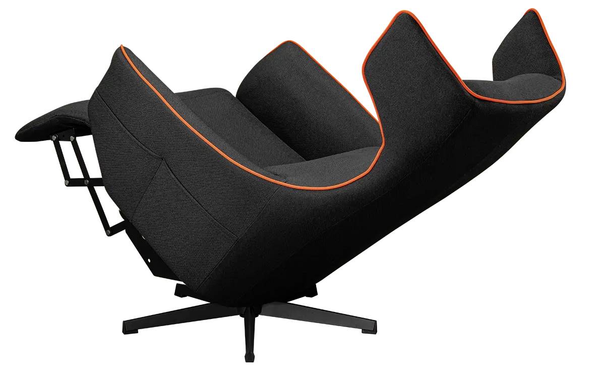 Černé polohovací křeslo s oranžovým lemováním, vybavené otočnou základnou a vysunutelnou podnožkou. Moderní design klade důraz na pohodlí a styl.