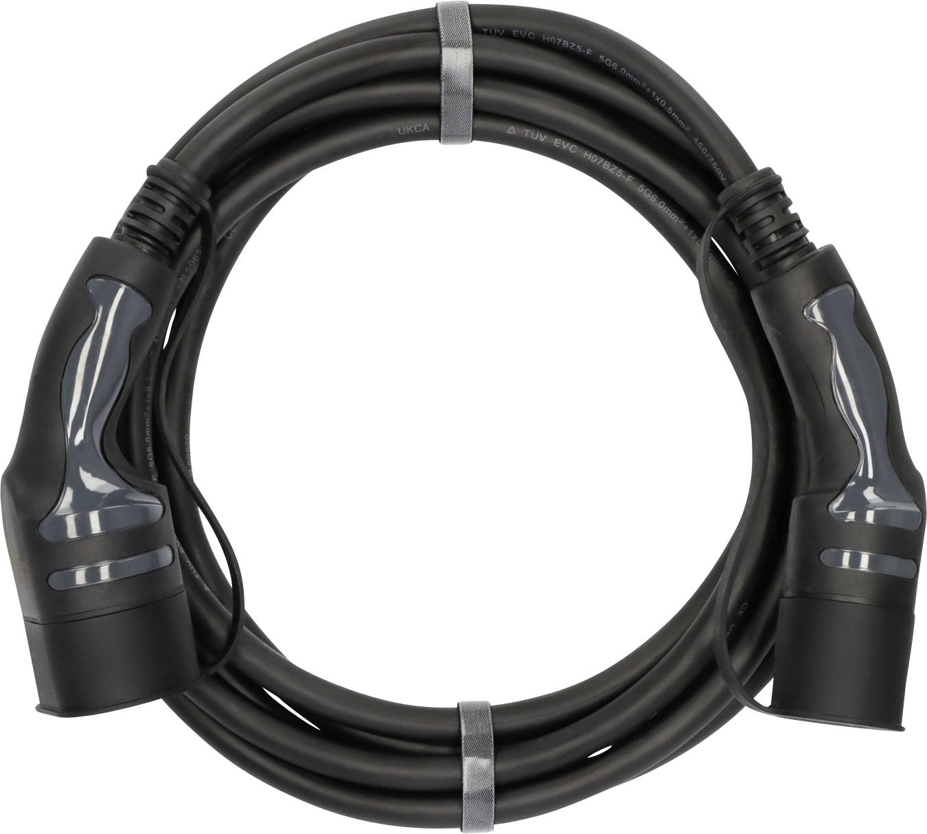 Vinutý černý kabel pro nabíjení elektromobilů s konektory na obou koncích, zobrazen na bílém pozadí.