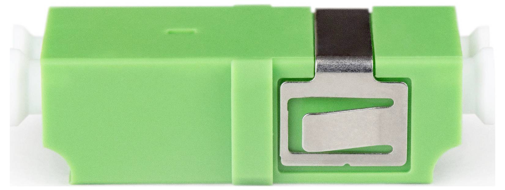 Detailní záběr zeleného optického adaptéru s kovovým klipem, používaného pro připojování optických kabelů v telekomunikačních sítích.