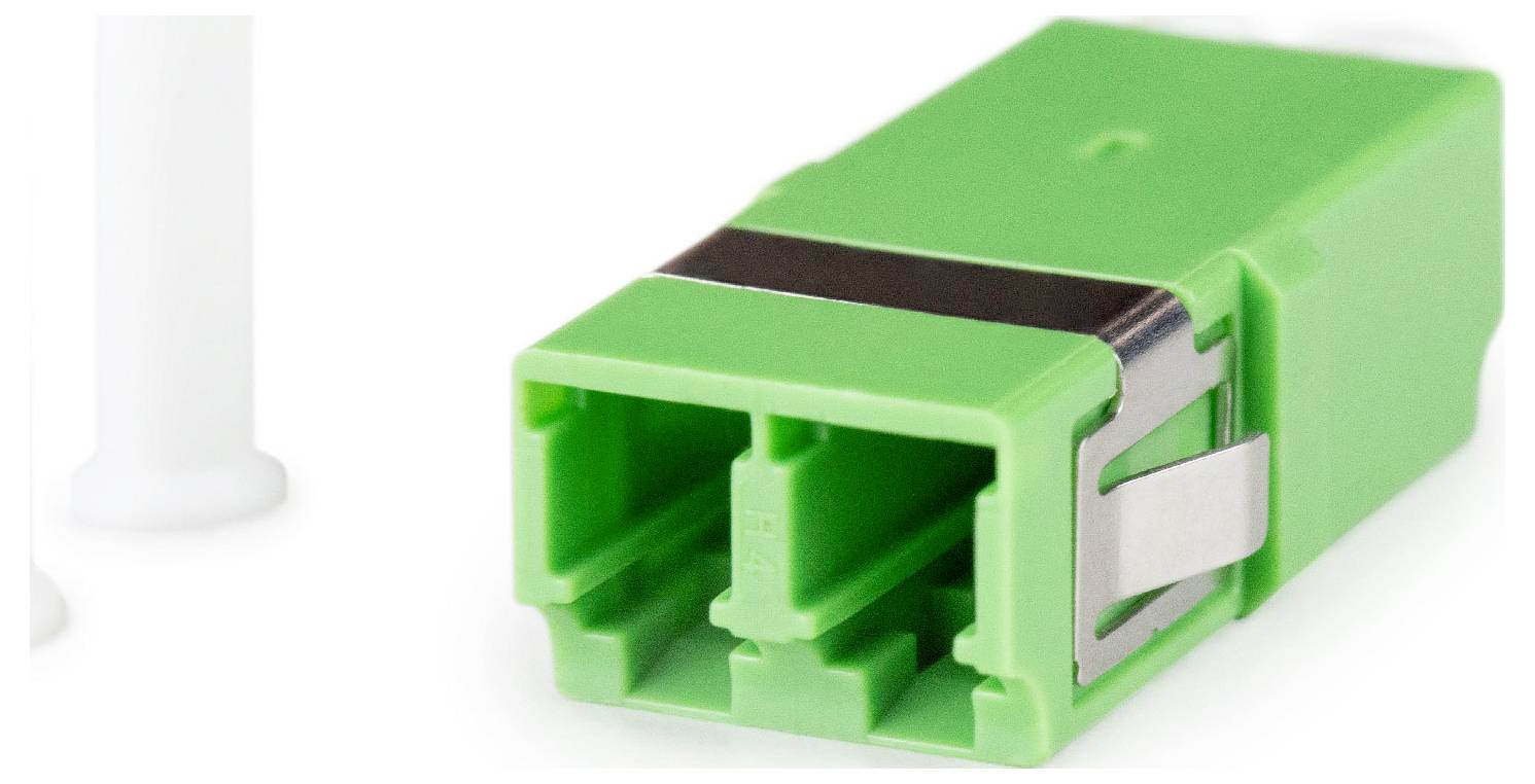 Zelený elektrický konektor s duální zásuvkovou konstrukcí, vybavený kovovým klipem na straně pro bezpečné připojení.