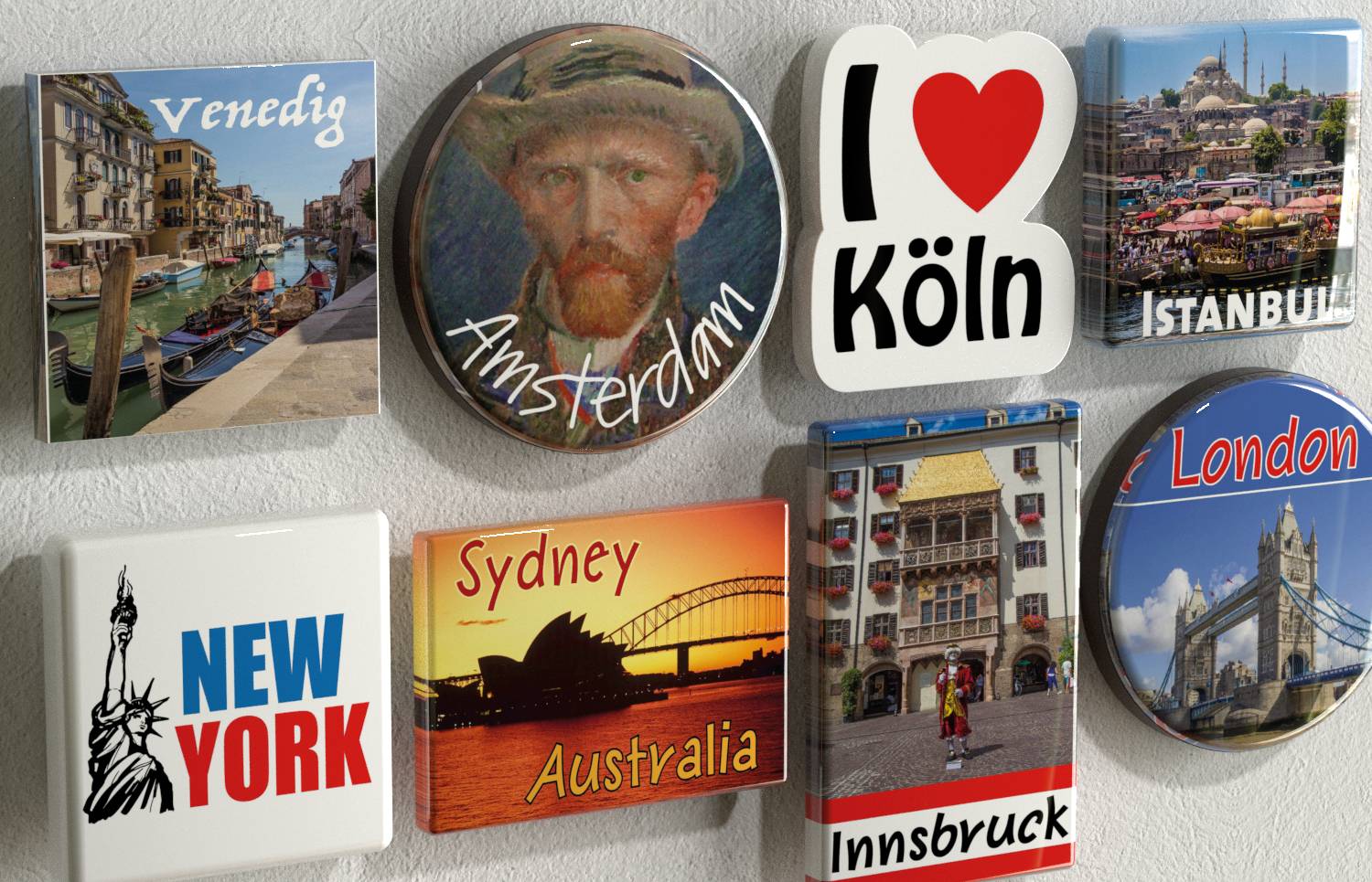 Sada suvenýrních magnetků s motivy cestovních destinací: Benátky, Amsterdam, Miluju Kolín, Istanbul, New York, Sydney, Innsbruck a Londýn.