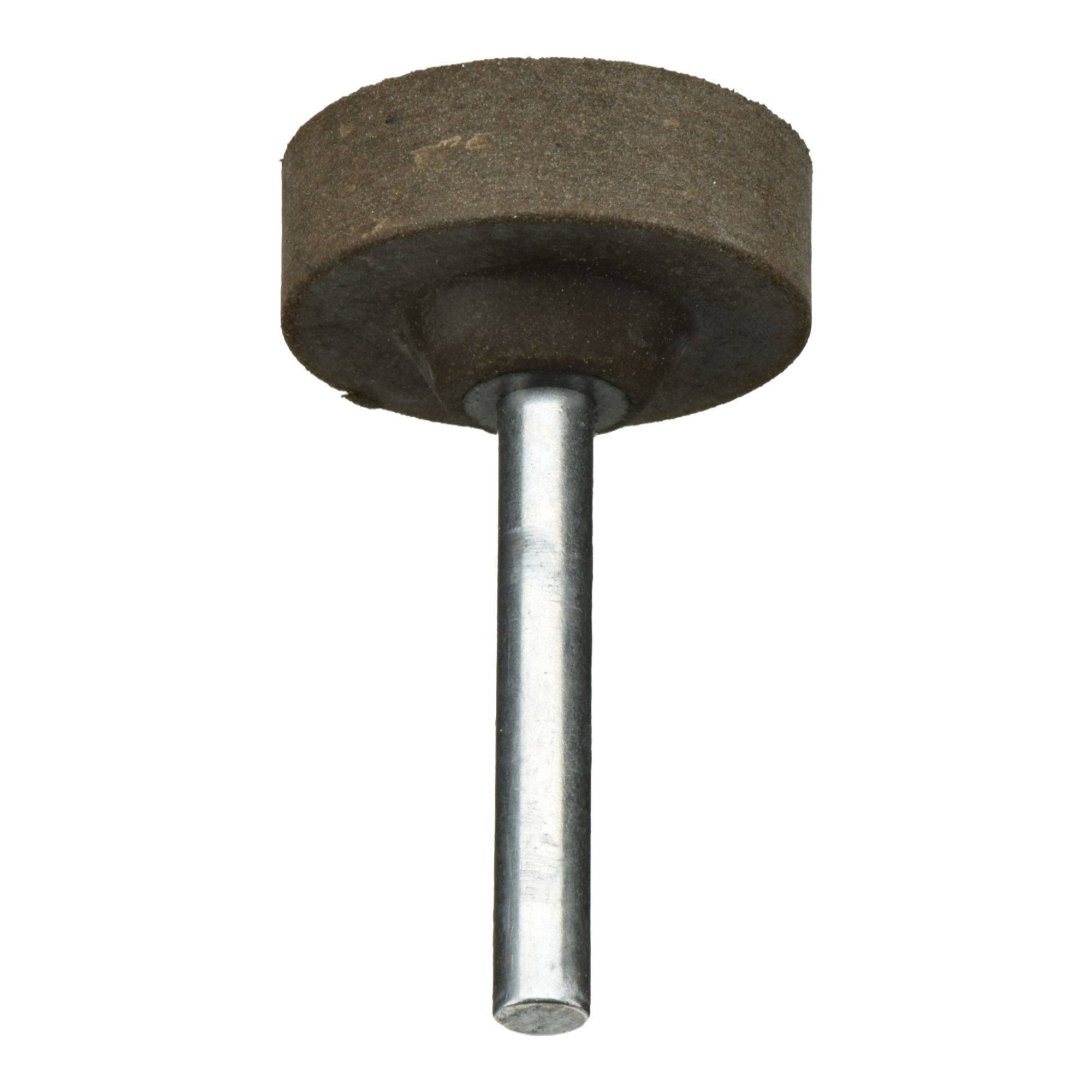 Válcový brusný kámen s kovovým hřídelem, běžně používaný pro broušení nebo vyhlazování povrchů ve strojírenství a při domácích kutilských pracích.