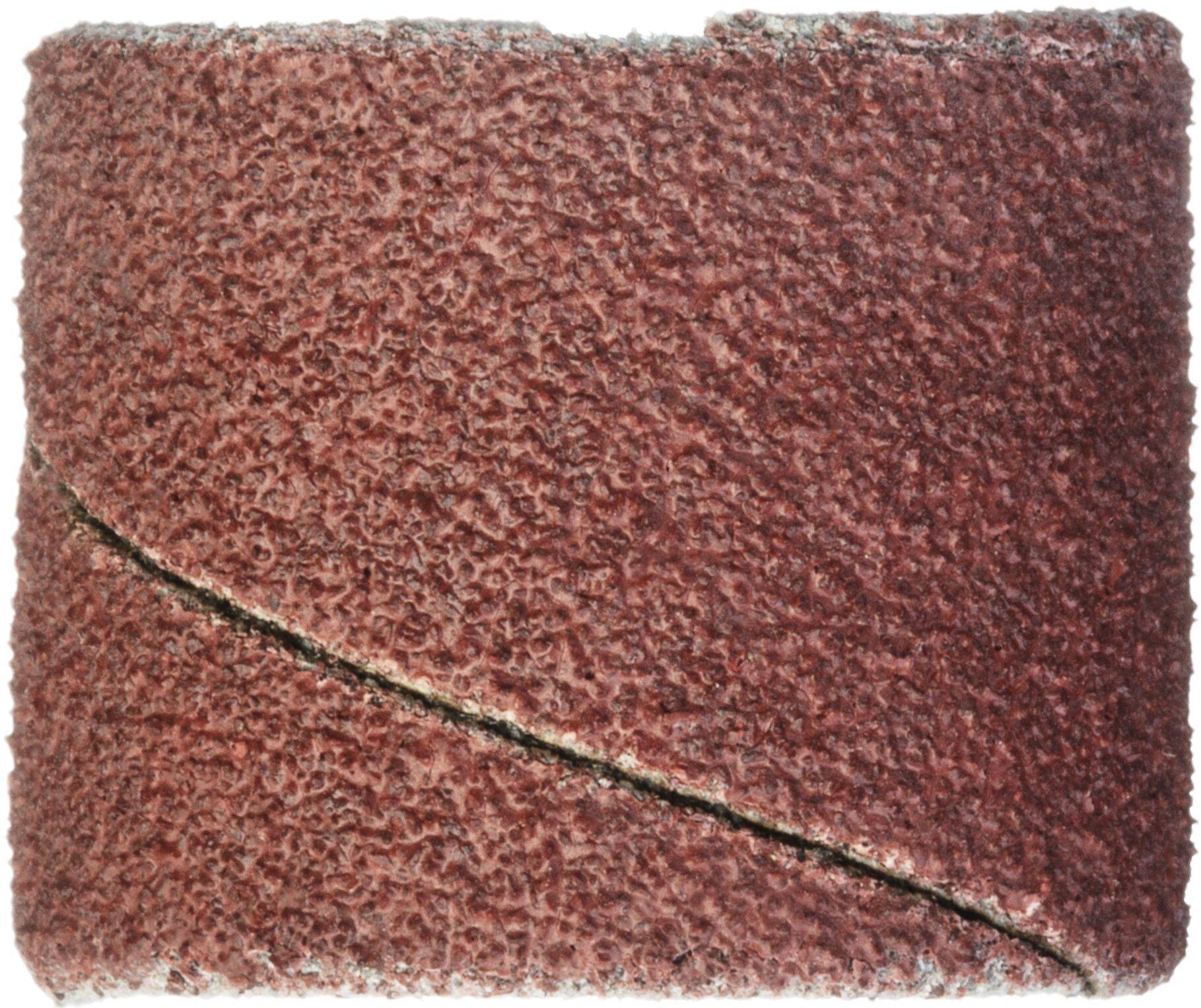 Detailní záběr hnědého válcovitého brusného válce s texturovaným abrazivním povrchem, používaného pro vyhlazování nebo tvarování materiálů.