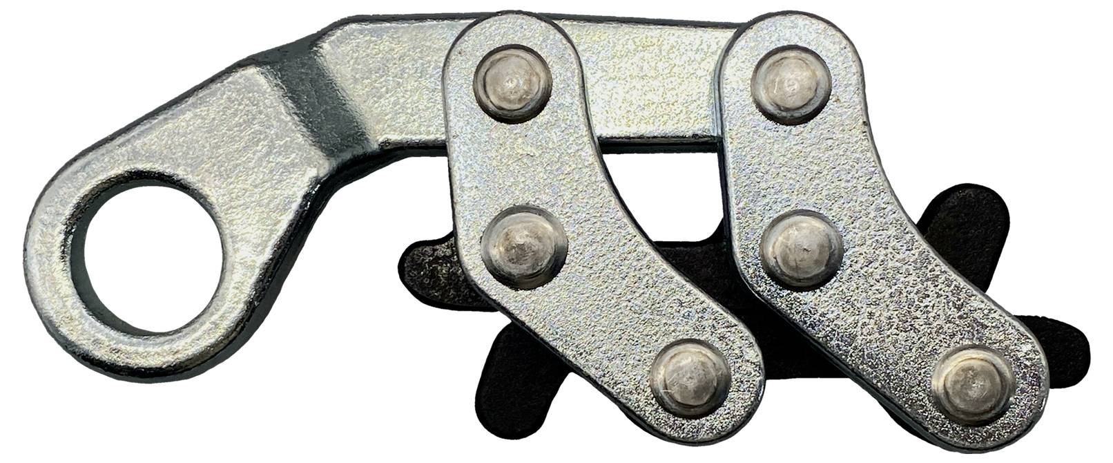 Stříbrný kovový mechanický úchyt s několika kloubovými rameny a kruhovým okem na jednom konci, používaný pro upevnění nebo propojení součástí.