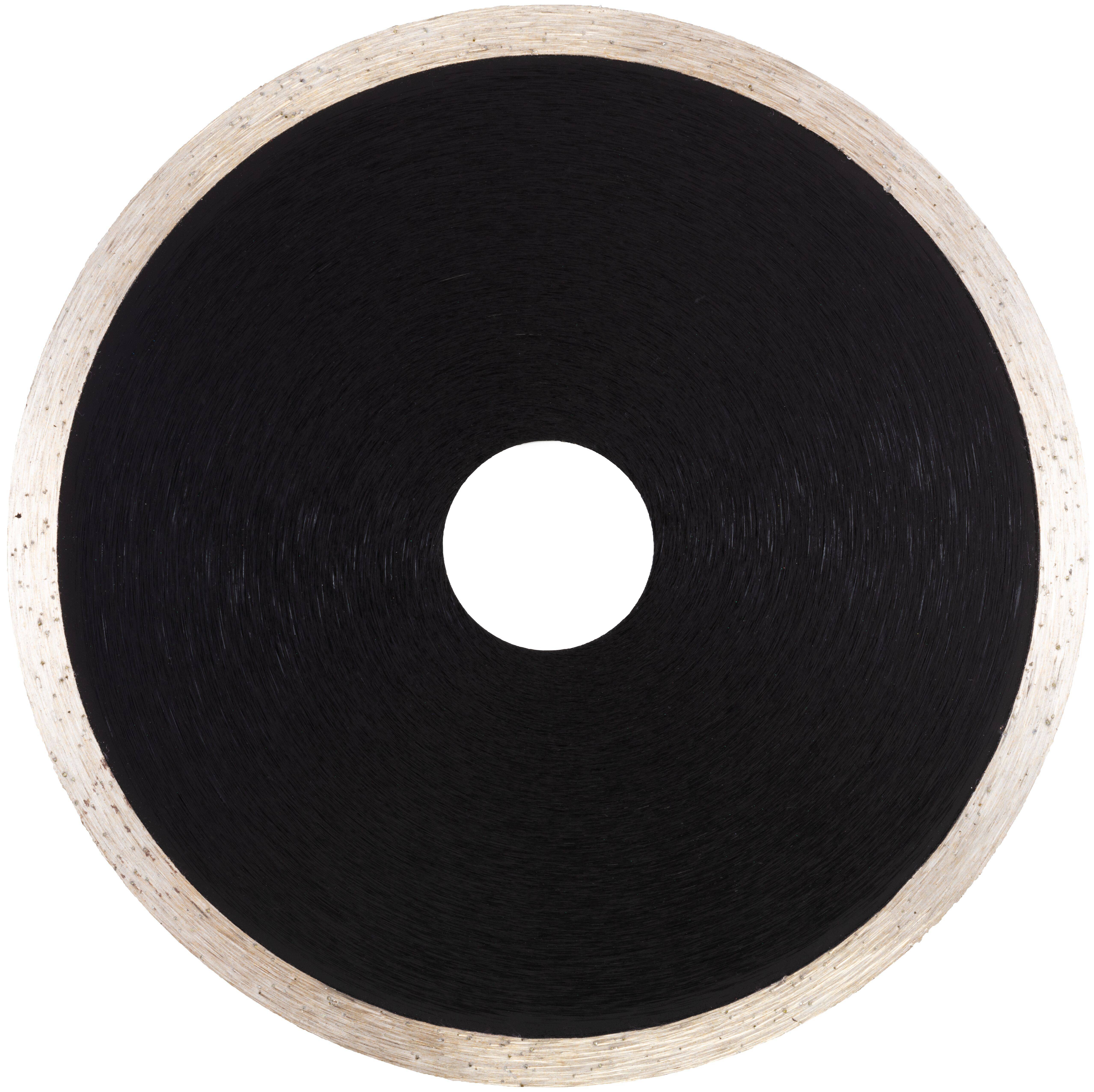 Velký kruhový pilový kotouč s černým středem a stříbrným okrajem, pohled shora.