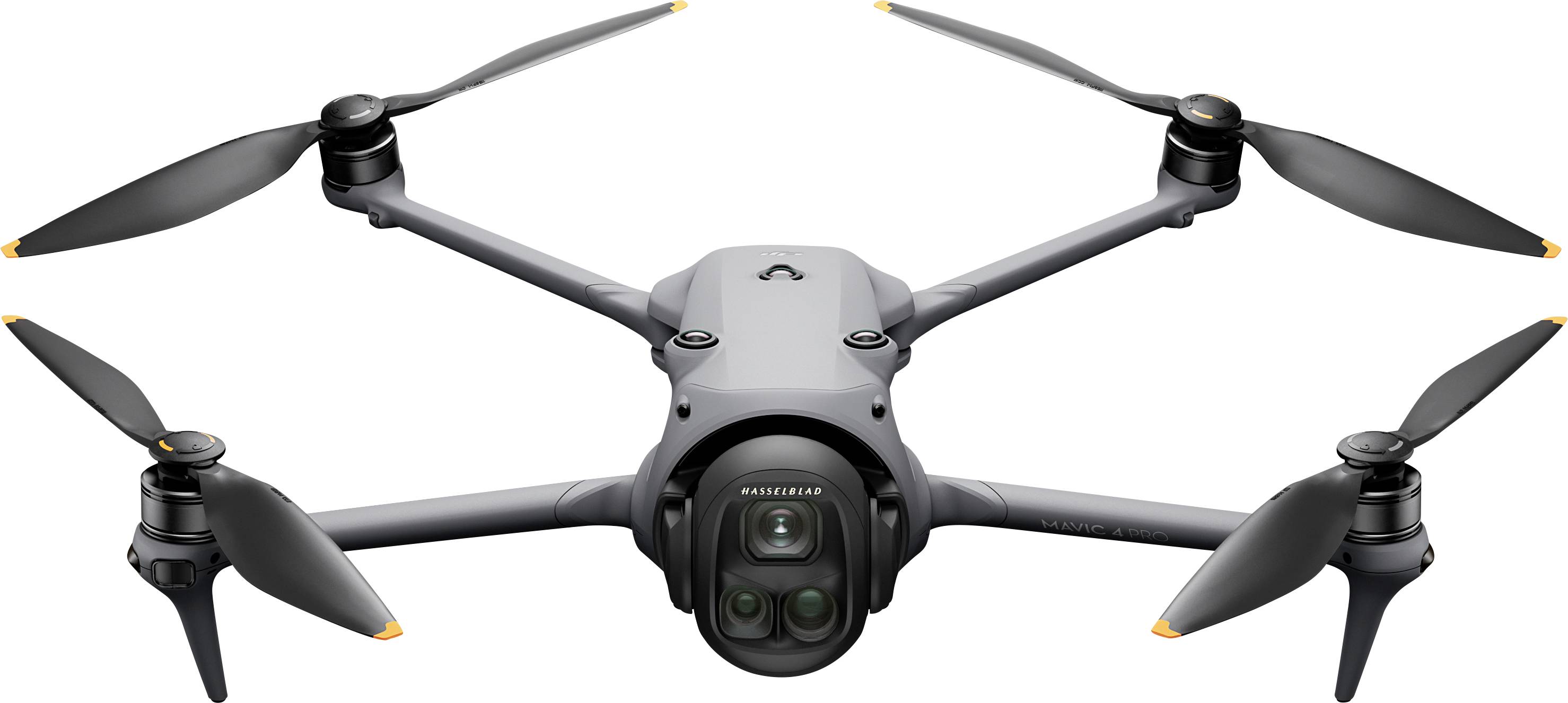 Dron se čtyřmi vrtulemi a kamerou umístěnou vpředu, zachycený na bílém pozadí.