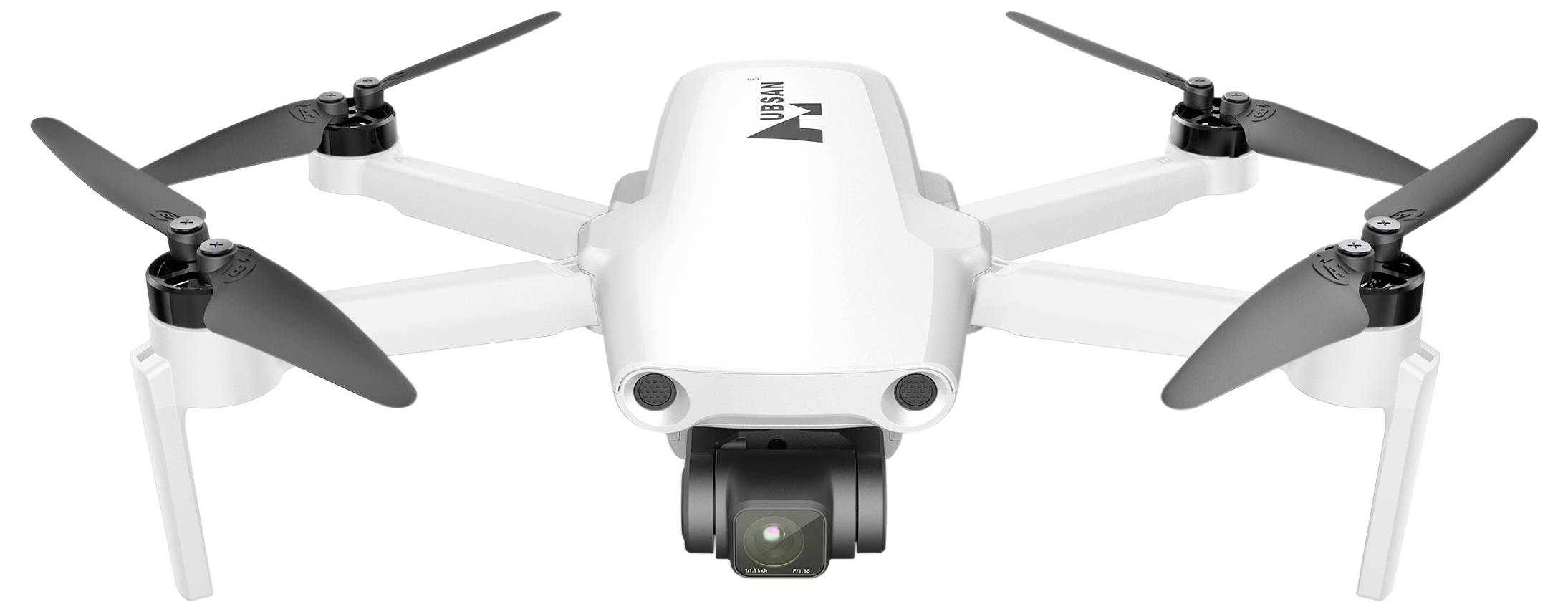 Bílý čtyřvrtulový dron s kamerou připevněnou zespodu, připravený k letu, se čtyřmi viditelnými vrtulemi.