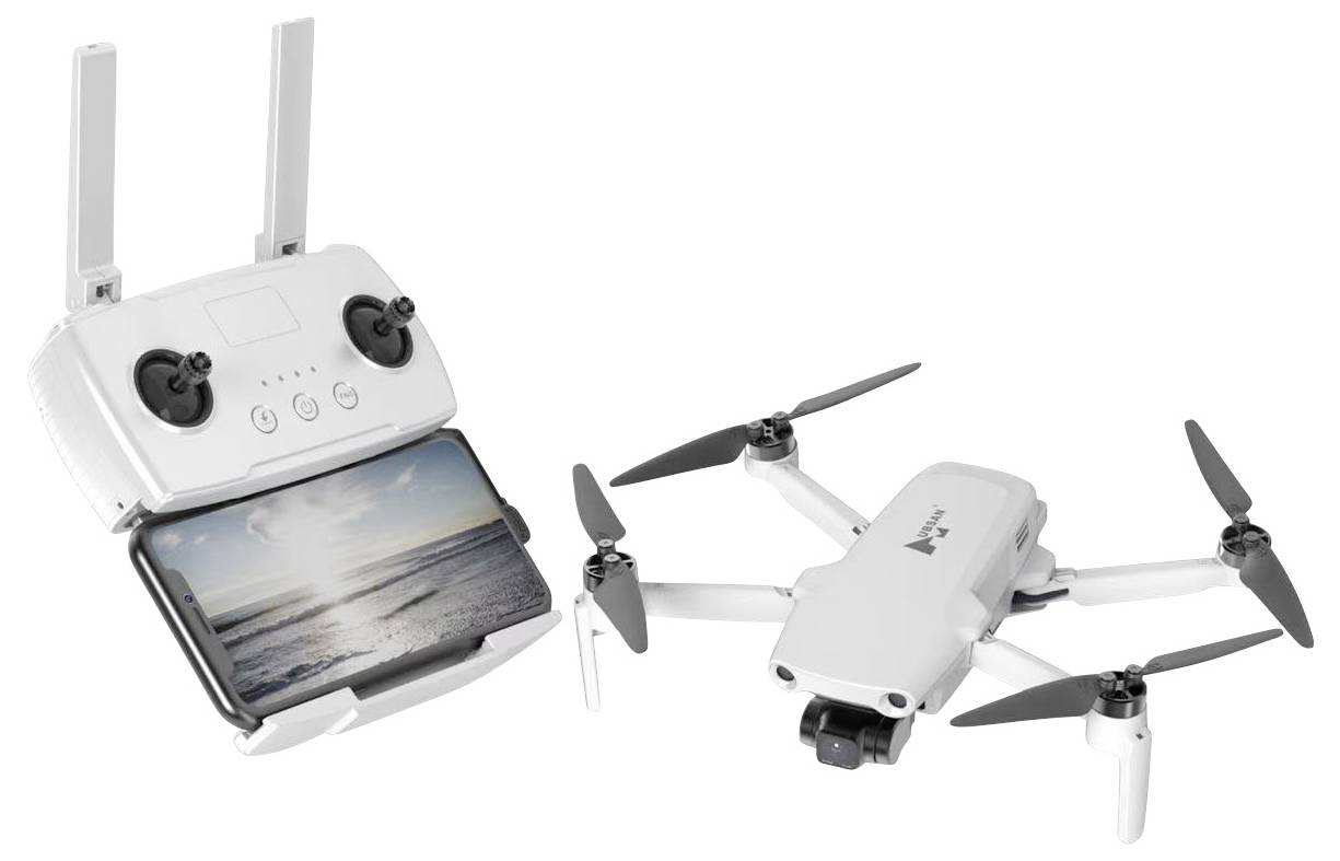 Bílý dron se čtyřmi vrtulemi vedle dálkového ovladače, který drží smartphone zobrazující scénu pláže.