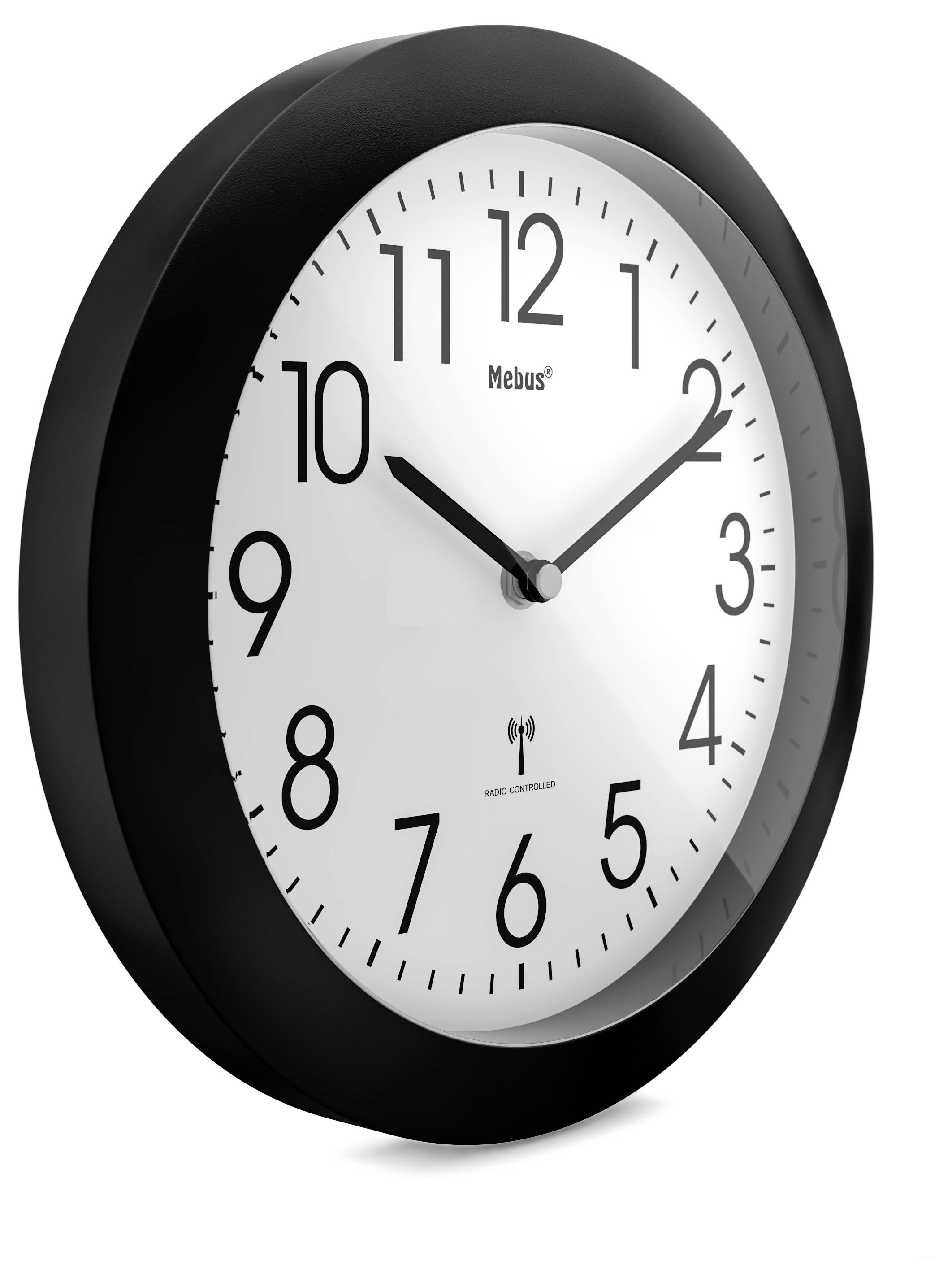 Nástěnné hodiny s černým rámečkem a bílým ciferníkem ukazují čas 10:09. Hodiny mají jasné, tučné černé číslice a ručičky.