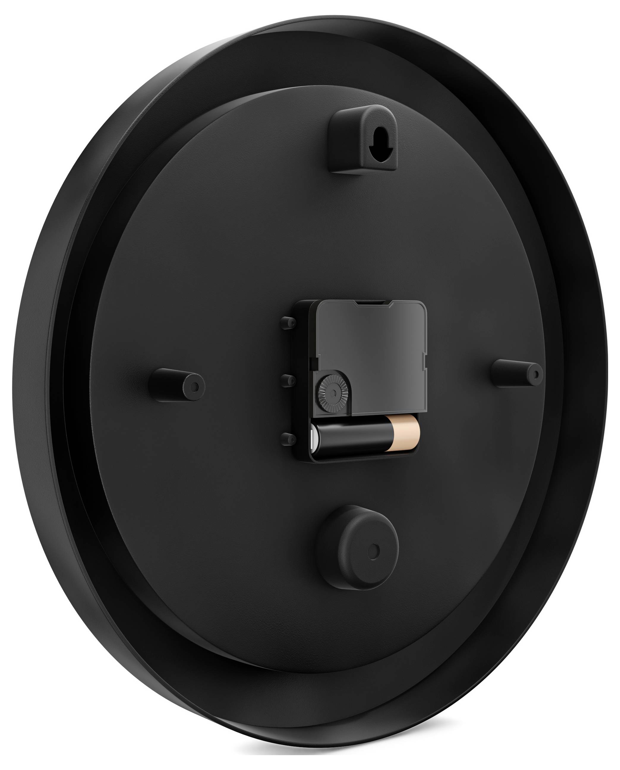 Kulatý černý nástěnný hodiny, zobrazené ze zadní strany, ukazují prostor pro baterii a montážní hardware pro upevnění na zeď.