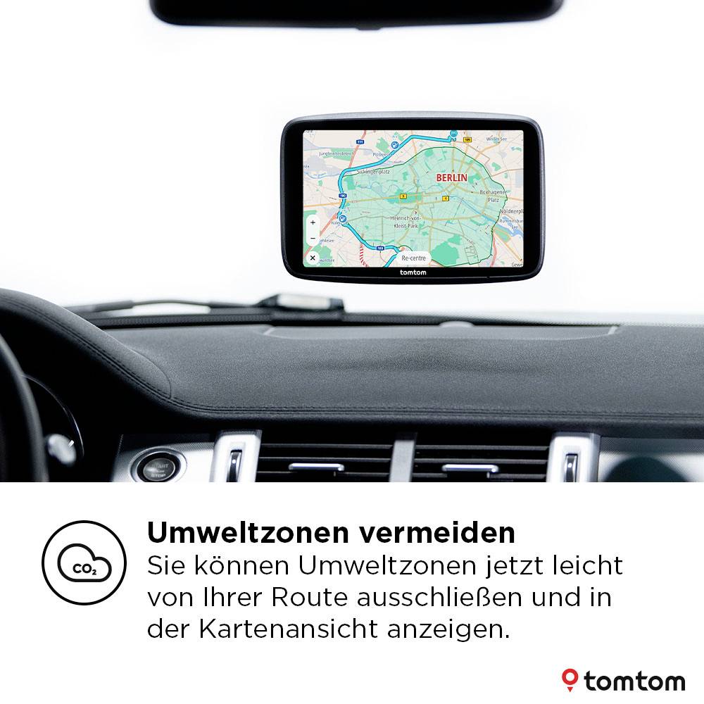 Palubní deska automobilu s GPS obrazovkou zobrazuje mapu zvýrazňující Berlín. Text v němčině radí, jak se vyhnout environmentálním zónám.